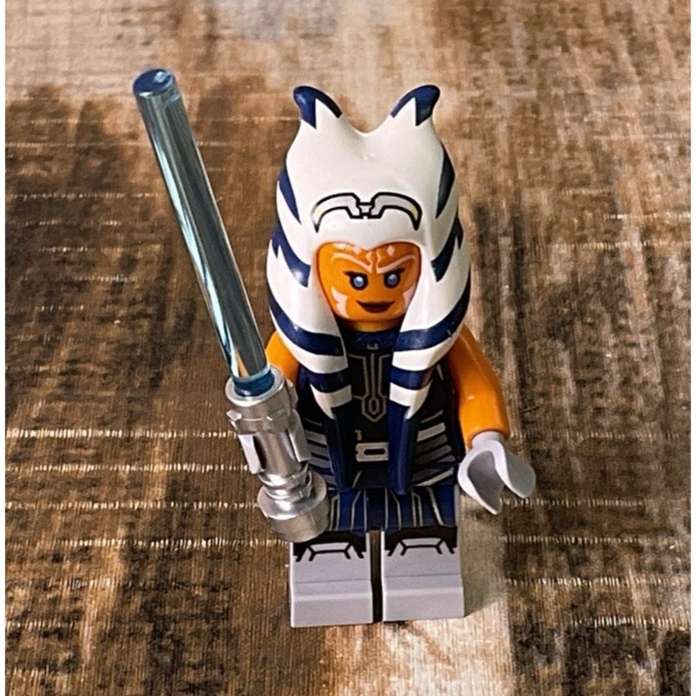 LEGO Star Wars Clone Wars Jedi Ahsoka Tano Minifigure w/ One Lightsaber